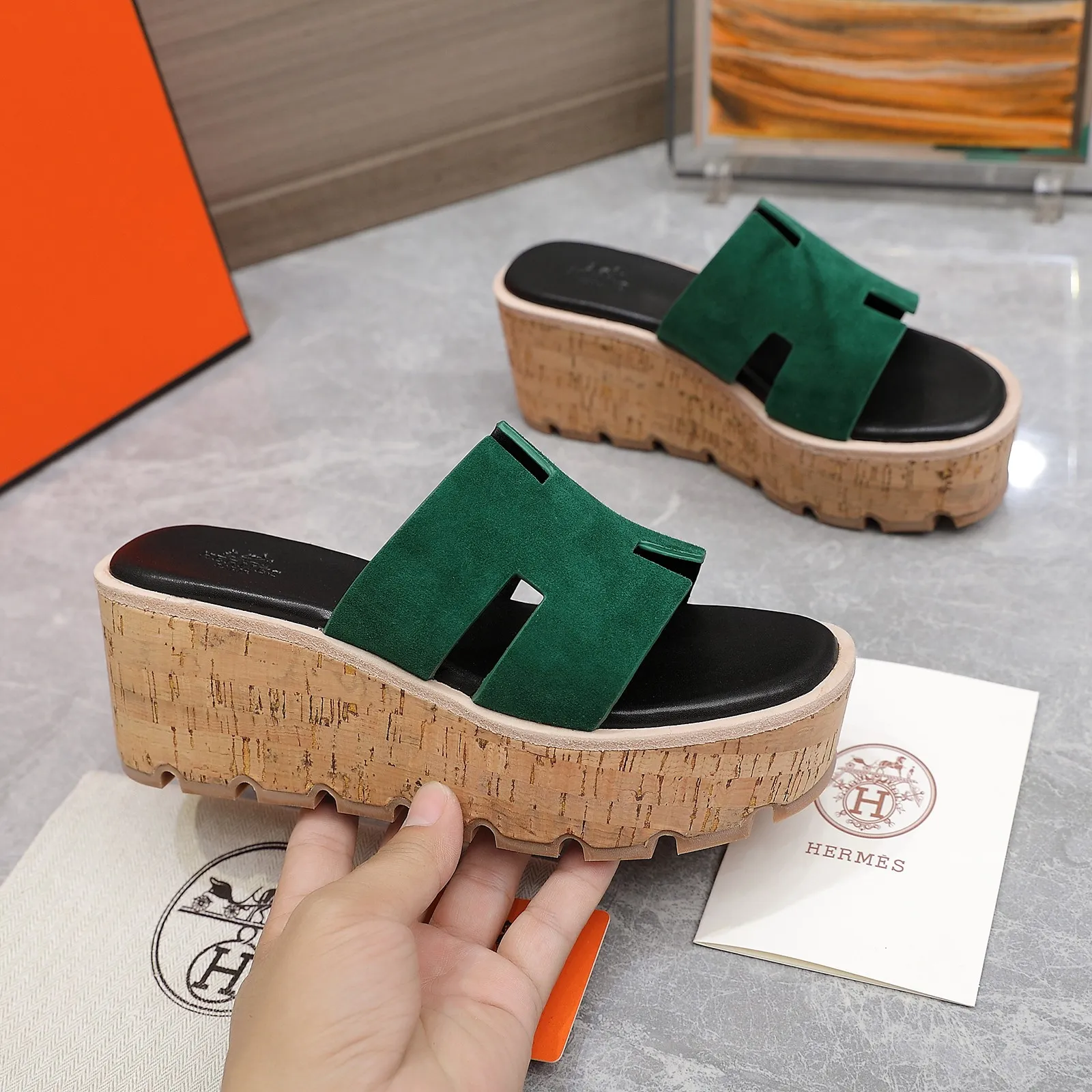 👟👟Ex-factory price 560👟👟 💥2024💥Hermès will continue the classic in 2022 Hermès Wood Grain Wedge H Slippers Hermès’ wedge sandals are the simplest, most durable and elegant I have ever seen! ! ! You can hold any style, the height of the 6cm wedge heel is easy to control, and the colors are all matching. The upper and the feet have her unique style, be sure to buy this one, it is truly classic, easy to wear and look good! Fabric: Imported cowhide, sheepskin lining, sheepskin feet, Italian original leather outsole welt, log water pine wrapped water table, rubber non-slip original outsole Color: 11 colors Code number: 35-40 Full set of original packaging